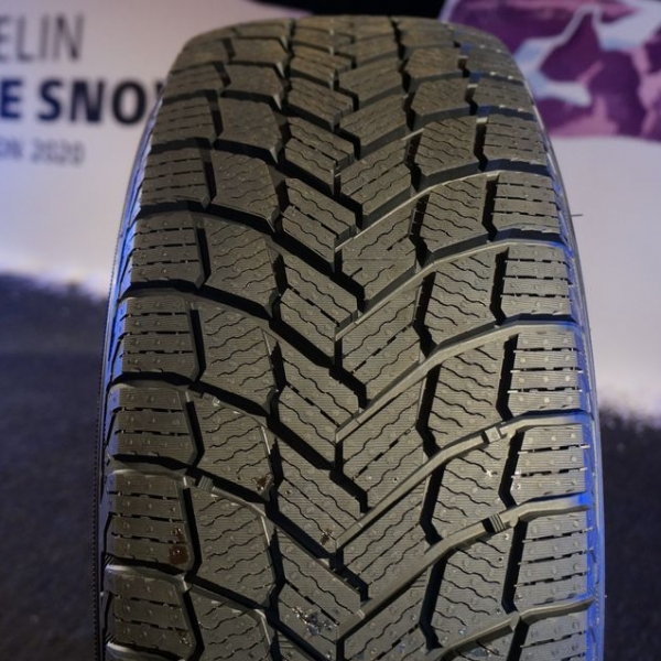 Зимові шини Michelin X-ice Snow 245/45 R18 100H XL 