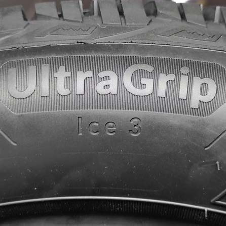 Зимові шини GoodYear UltraGrip Ice 3 215/55 R17 98T XL 