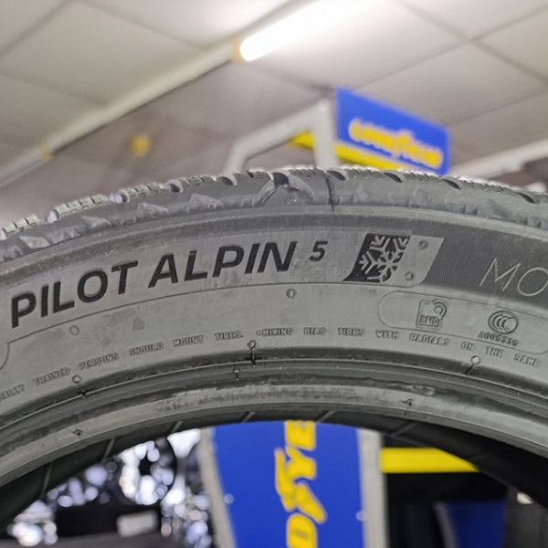 Зимові шини Michelin Pilot Alpin 5 245/45 R17 99H XL MO