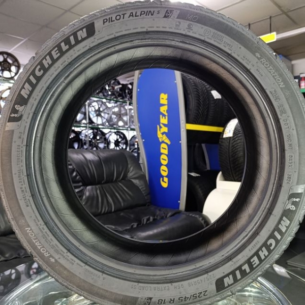 Зимові шини Michelin Pilot Alpin 5 245/45 R17 99H XL MO