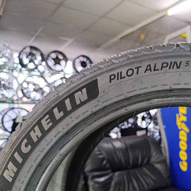 Зимові шини Michelin Pilot Alpin 5 245/45 R17 99H XL MO