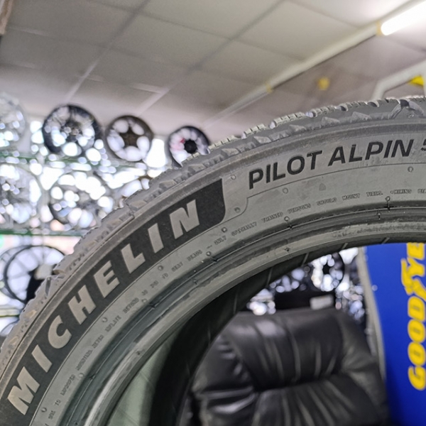 Зимові шини Michelin Pilot Alpin 5 245/45 R17 99H XL MO