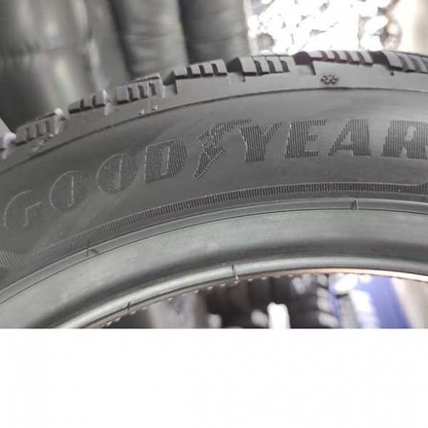 Зимові шини GoodYear UltraGrip Performance 3 235/45 R20 100W 