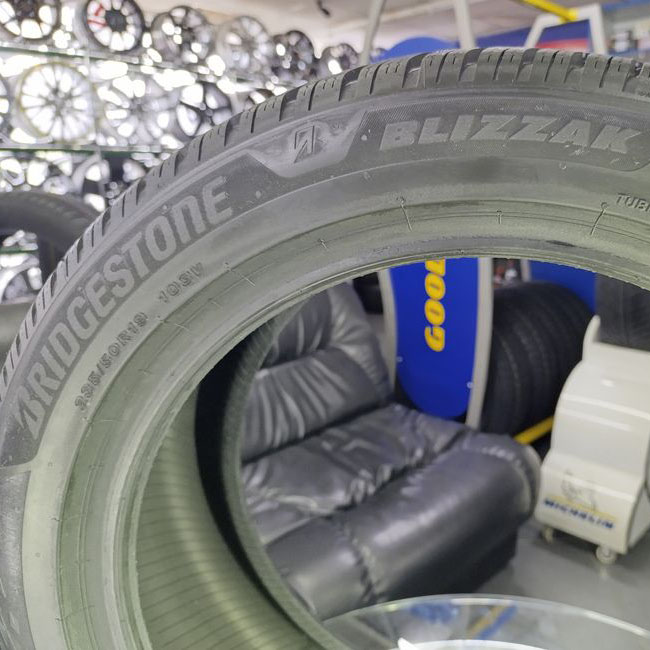 Зимові шини Bridgestone Blizzak 6 235/55 R18 104V XL 