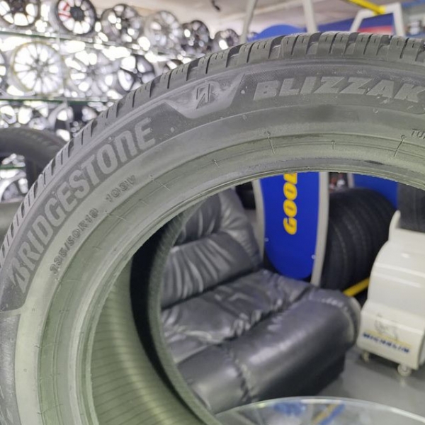 Зимові шини Bridgestone Blizzak 6 235/55 R18 104V XL 