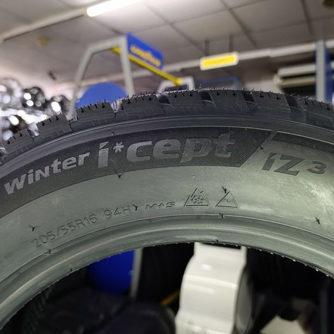 Зимові шини Hankook Winter i*Cept iZ3 W636 235/45 R17 97T XL 