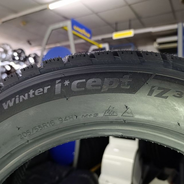 Зимові шини Hankook Winter i*Cept iZ3 W636 235/45 R17 97T XL 