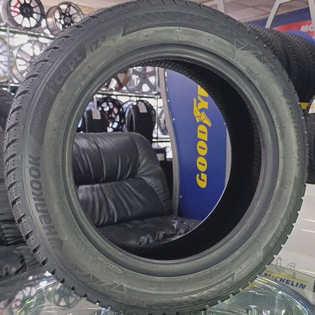 Зимові шини Hankook Winter i*Cept iZ3 W636 235/45 R17 97T XL 