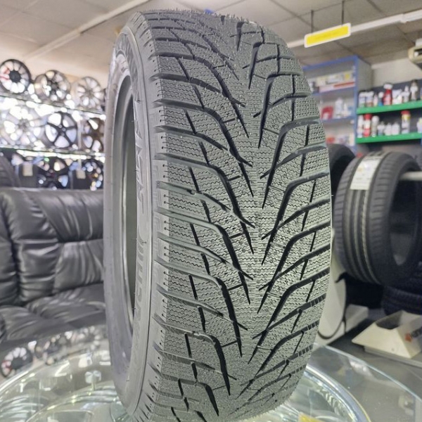 Зимові шини Hankook Winter i*Cept iZ3 W636 215/60 R17 100T XL 