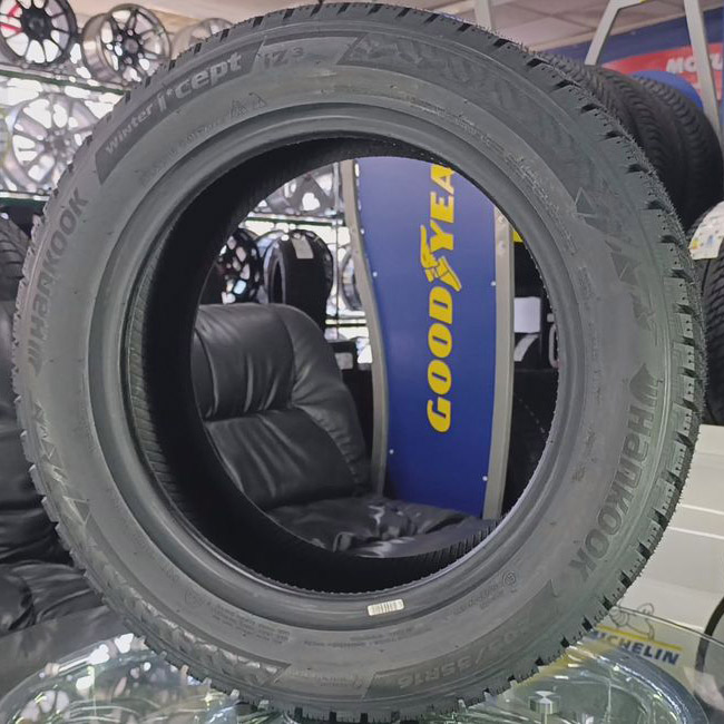 Зимові шини Hankook Winter i*Cept iZ3 W636 215/60 R17 100T XL 