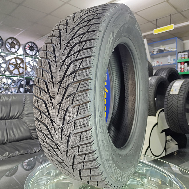 Зимові шини Hankook Winter i*Cept iZ3 X W636A 245/65 R17 107T  шип