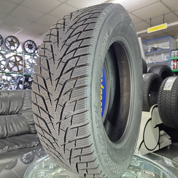 Зимові шини Hankook Winter i*Cept iZ3 X W636A 245/65 R17 107T  шип