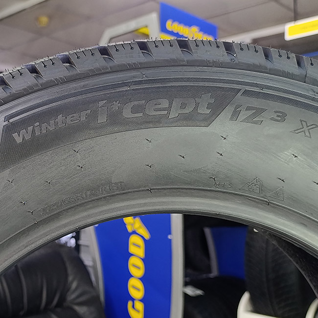 Зимові шини Hankook Winter i*Cept iZ3 X W636A 245/65 R17 107T  шип