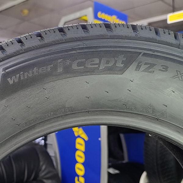 Зимові шини Hankook Winter i*Cept iZ3 X W636A 245/65 R17 107T  шип